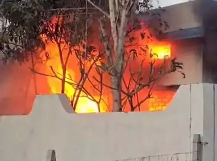 मछली पालन विभाग में आग, रिकॉर्ड रूम में दस्तावेज और सामान जलकर राख मछली पालन विभाग में आग, रिकॉर्ड रूम में दस्तावेज और सामान जलकर राख