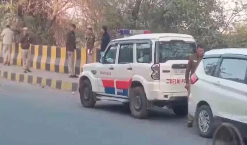 Delhi फ्लाईओवर पर खड़ी कार में 3 लोग मृत पाए गए, आत्महत्या का शक Delhi फ्लाईओवर पर खड़ी कार में 3 लोग मृत पाए गए, आत्महत्या का शक