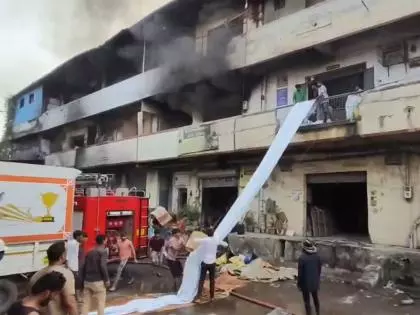 Bhiwandi: एक बड़े वेयरहाउस में लगी आग में करीब सात गोदाम जलकर खाक हो गए Bhiwandi: एक बड़े वेयरहाउस में लगी आग में करीब सात गोदाम जलकर खाक हो गए