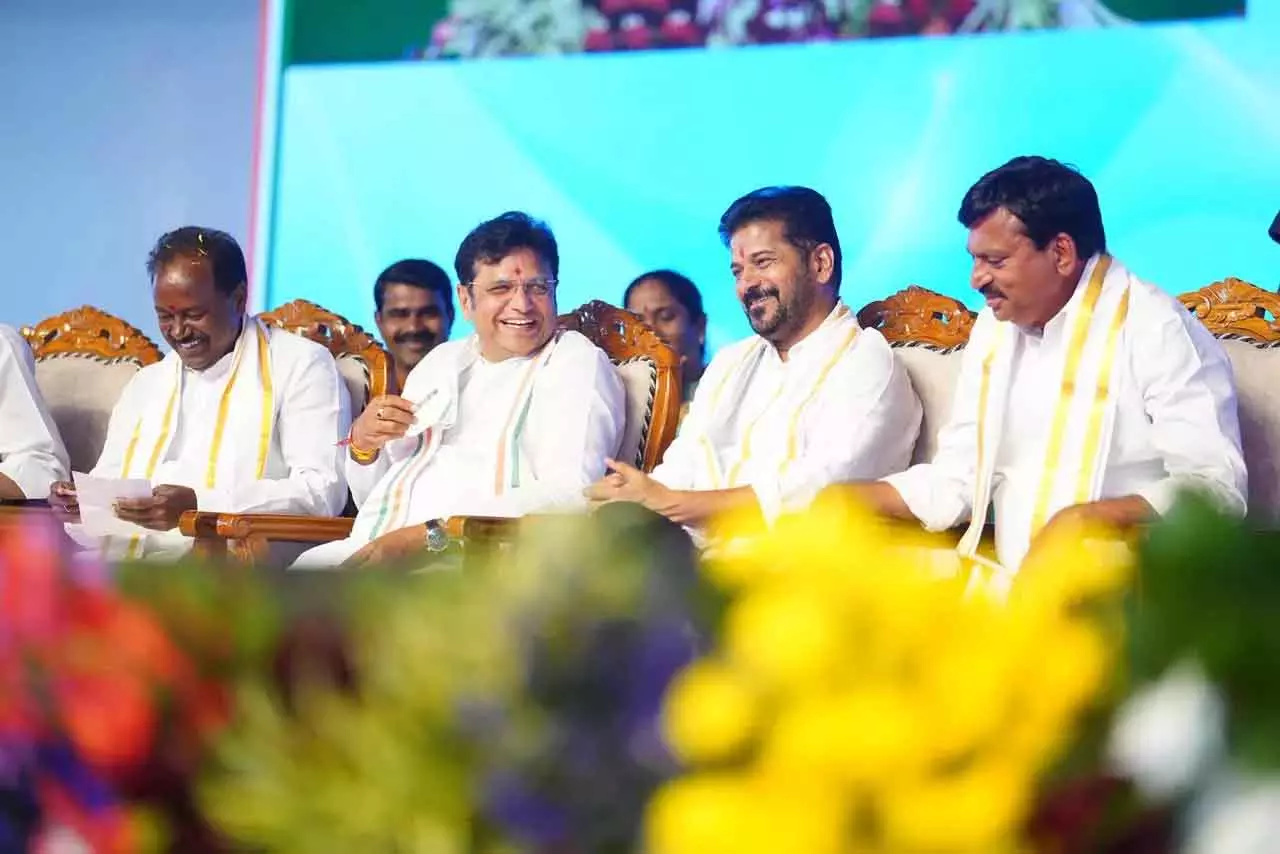 Revanth Reddy ने BRS पर ब्लैकमेलिंग और फोन टैपिंग का आरोप लगाया Revanth Reddy ने BRS पर ब्लैकमेलिंग और फोन टैपिंग का आरोप लगाया