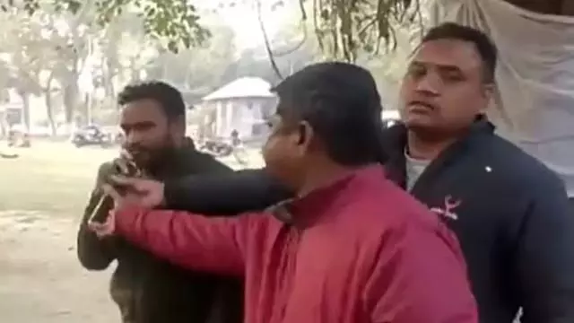 तृणमूल नेता पर टीचर से microphone छीनने का आरोप तृणमूल नेता पर टीचर से microphone छीनने का आरोप