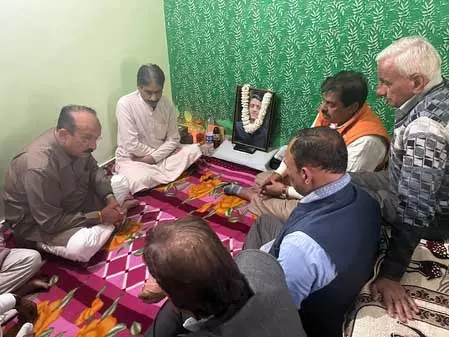 दिल्ली के मंत्री आशीष सूद ने जनकपुरी हादसे के पीड़ित के परिजनों से मुलाकात की दिल्ली के मंत्री आशीष सूद ने जनकपुरी हादसे के पीड़ित के परिजनों से मुलाकात की