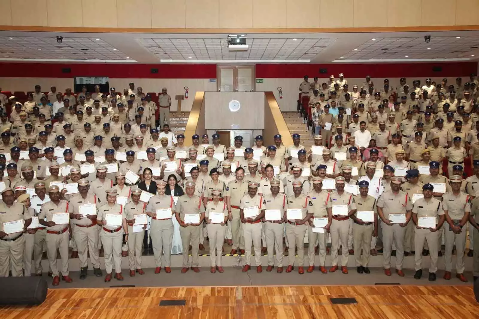 City Police ने शुरू किया एक्स्ट्रा माइल अवॉर्ड, 1,446 कर्मियों को सम्मानित City Police ने शुरू किया एक्स्ट्रा माइल अवॉर्ड, 1,446 कर्मियों को सम्मानित