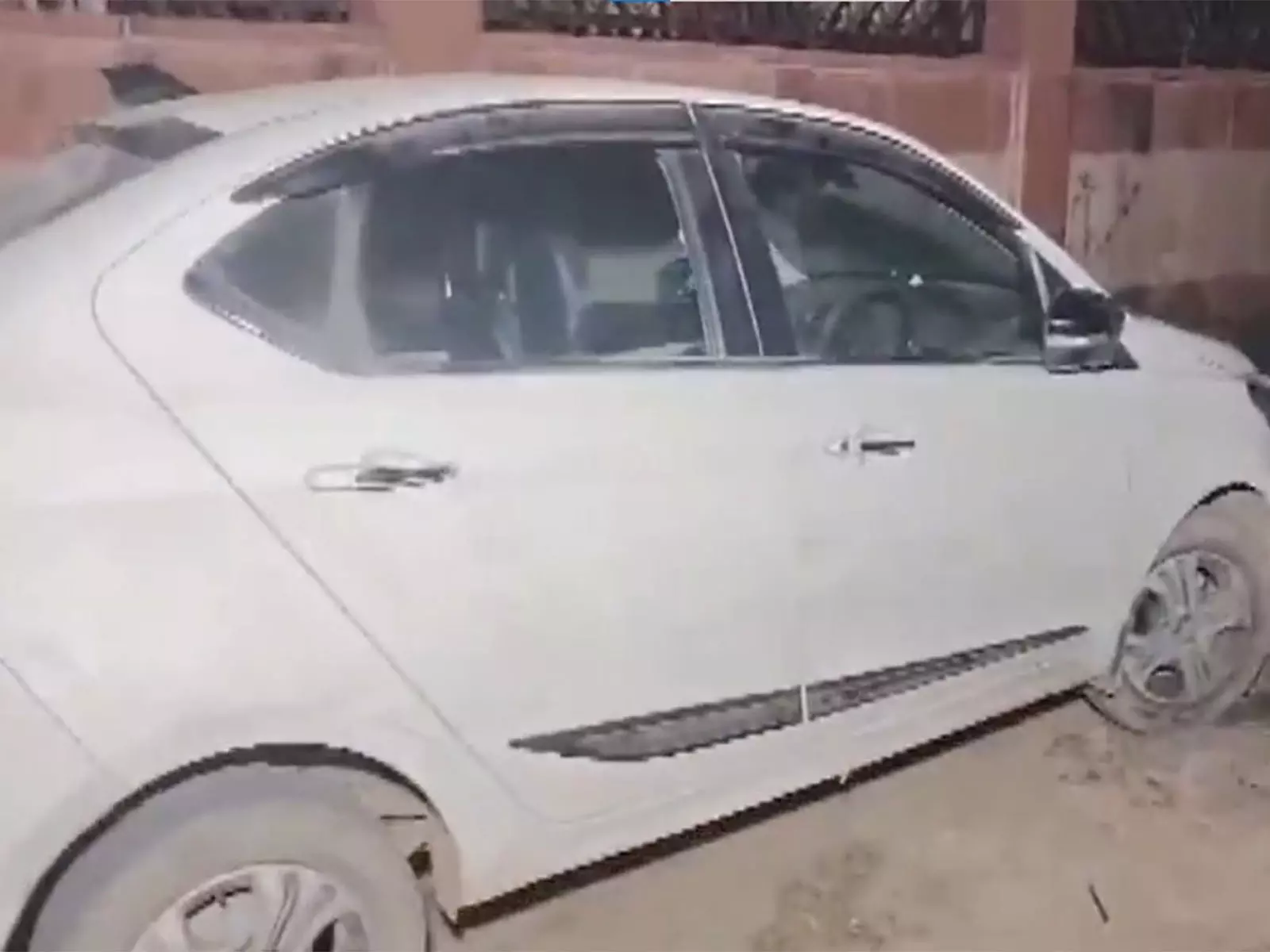 Delhi: पीरगढ़ी फ्लाईओवर पर एक कार के अंदर तीन शव मिले, पुलिस को आत्महत्या का संदेह Delhi: पीरगढ़ी फ्लाईओवर पर एक कार के अंदर तीन शव मिले, पुलिस को आत्महत्या का संदेह