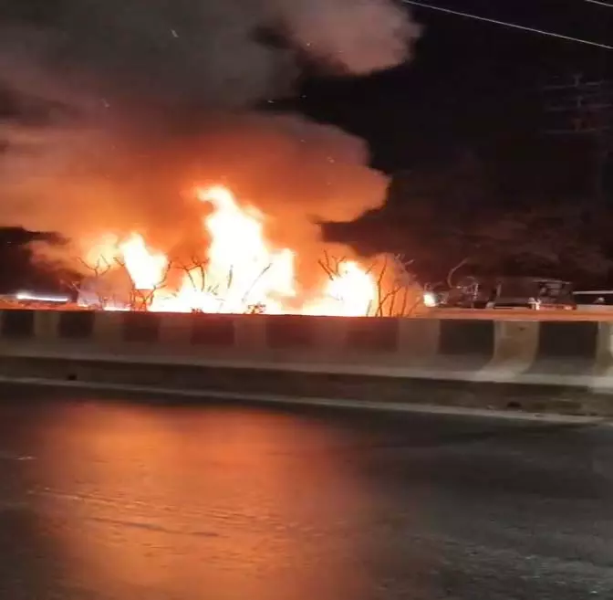 Raipur Breaking: चलती बोलेरो कार में लगी भीषण आग, देखें VIDEO... Raipur Breaking: चलती बोलेरो कार में लगी भीषण आग, देखें VIDEO...