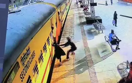 सिहोर जंक्शन पर रेलवे कर्मचारी ने बचाई युवती की जान सिहोर जंक्शन पर रेलवे कर्मचारी ने बचाई युवती की जान