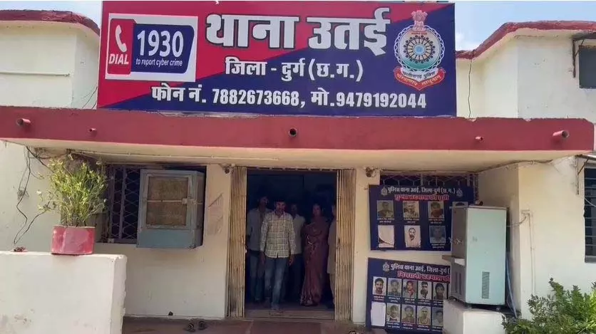 खौफनाक सजा: ढाई साल के मासूम पर बुजुर्ग ने कुल्हाड़ी से किया जानलेवा हमला खौफनाक सजा: ढाई साल के मासूम पर बुजुर्ग ने कुल्हाड़ी से किया जानलेवा हमला