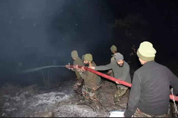 Arunachal: दिरांग में जंगल की आग को रोका गया Arunachal: दिरांग में जंगल की आग को रोका गया