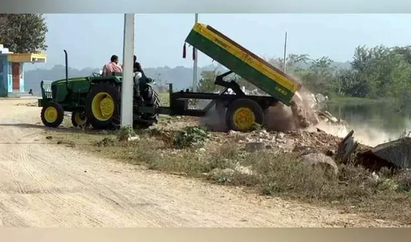 Hyderabad जल बोर्ड ने ट्रैक्टर ड्राइवर को गांदीपेट जलाशय में कचरा डालते हुए पकड़ा Hyderabad जल बोर्ड ने ट्रैक्टर ड्राइवर को गांदीपेट जलाशय में कचरा डालते हुए पकड़ा