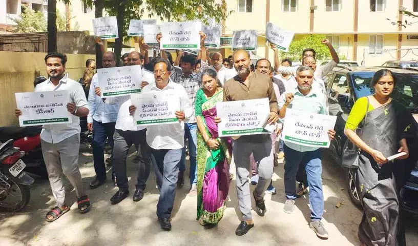 Telangana: वेलामा समुदाय ने रेवंत रेड्डी से माफी की मांग की Telangana: वेलामा समुदाय ने रेवंत रेड्डी से माफी की मांग की