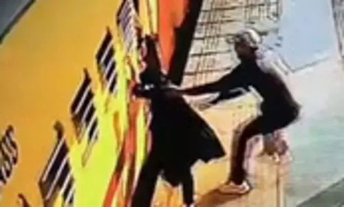 युवती को ट्रेन से कटने से बचाया गया, देवदूत बना रेलवे कर्मचारी