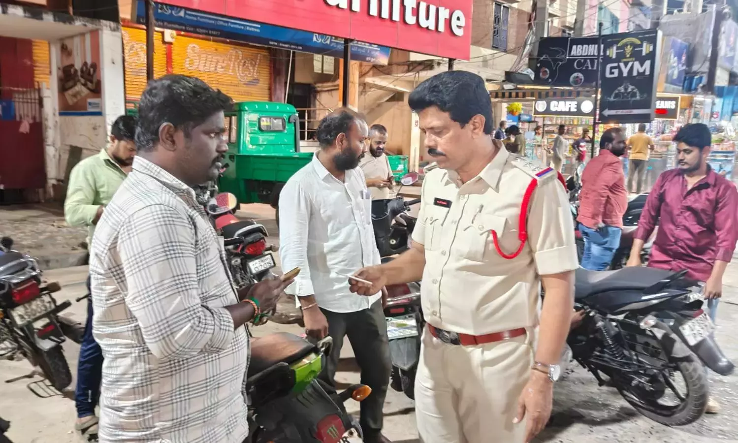 प्रकाशम में 44 बाइक, दो ऑटो जब्त; नेल्लोर पुलिस ड्राइव में 1,839 वाहनों की जांच की गई प्रकाशम में 44 बाइक, दो ऑटो जब्त; नेल्लोर पुलिस ड्राइव में 1,839 वाहनों की जांच की गई