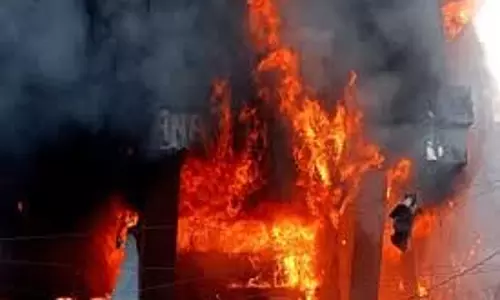 Shahdol : चलती लग्जरी कार में लगी भीषण आग, टला बड़ा हादसा Shahdol : चलती लग्जरी कार में लगी भीषण आग, टला बड़ा हादसा