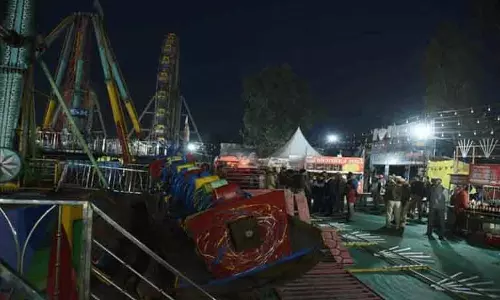 सूरजकुंड मेले में हादसा: झूला ऑपरेटर और सहायक गिरफ्तार, SIT जांच में जुटी सूरजकुंड मेले में हादसा: झूला ऑपरेटर और सहायक गिरफ्तार, SIT जांच में जुटी