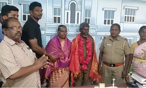 एक सफाई कर्मचारी ने सड़क पर पड़ा 20 पाउंड का गहना और चांदी का सामान Police स्टेशन में जमा करा