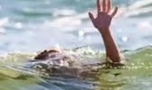 Bihar : दोस्तों के साथ खेलते हुए तालाब में गिरा मासूम, डूबने से दर्दनाक मौत Bihar : दोस्तों के साथ खेलते हुए तालाब में गिरा मासूम, डूबने से दर्दनाक मौत