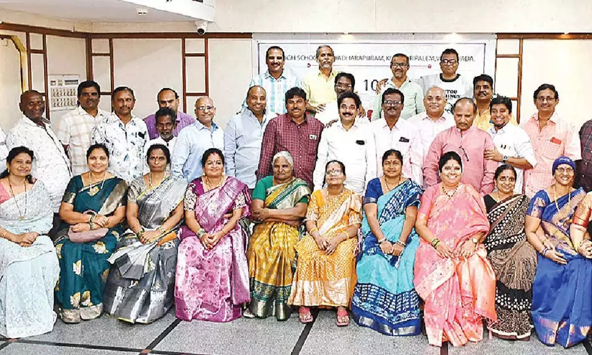Andhra: चार दशक बाद सहपाठी फिर मिले Andhra: चार दशक बाद सहपाठी फिर मिले