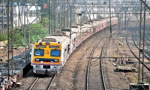 GRP ने उपनगरीय ट्रेनों में फटका गैंग के खतरे को रोकने के लिए सुरक्षा कड़ी कर दी GRP ने उपनगरीय ट्रेनों में फटका गैंग के खतरे को रोकने के लिए सुरक्षा कड़ी कर दी