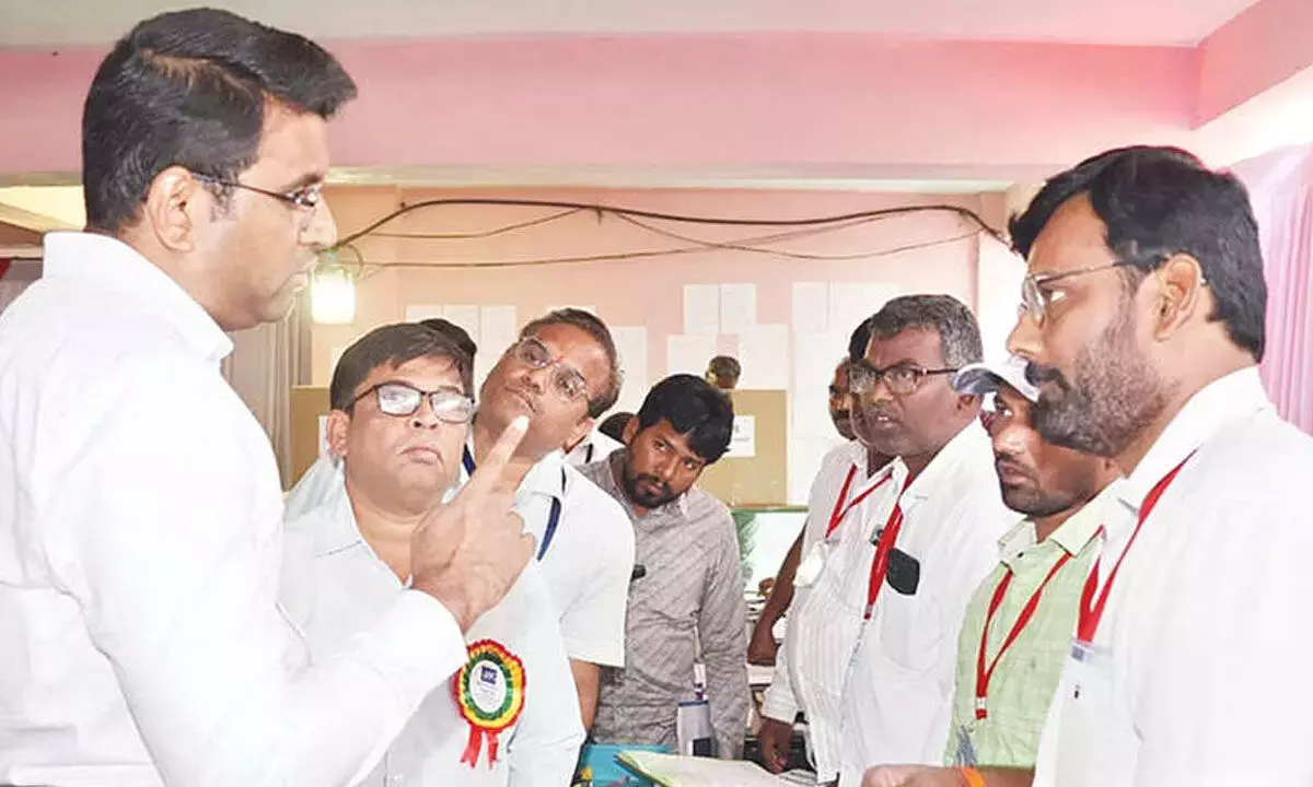 Telangana: कलेक्टर ने पोस्टल बैलेट व्यवस्था की समीक्षा की Telangana: कलेक्टर ने पोस्टल बैलेट व्यवस्था की समीक्षा की