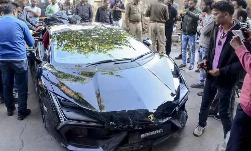UP के कारोबारी के बेटे ने कानपुर में लैंबॉर्गिनी लोगों पर चढ़ा दी; छह लोग घायल UP के कारोबारी के बेटे ने कानपुर में लैंबॉर्गिनी लोगों पर चढ़ा दी; छह लोग घायल