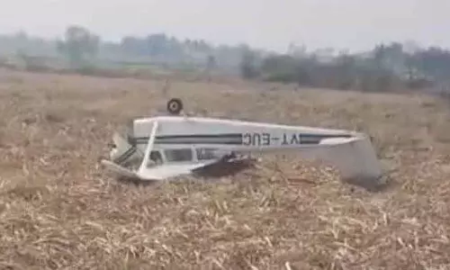Karnataka : विजयपुरा में एक मिनी-एयरक्राफ्ट खेत में क्रैश हो गया, दो पायलट बाल-बाल बच गए