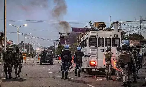 Manipur में फिर हिंसा भड़की: आदिवासी समूहों के बीच झड़पें तेज़ हुई Manipur में फिर हिंसा भड़की: आदिवासी समूहों के बीच झड़पें तेज़ हुई