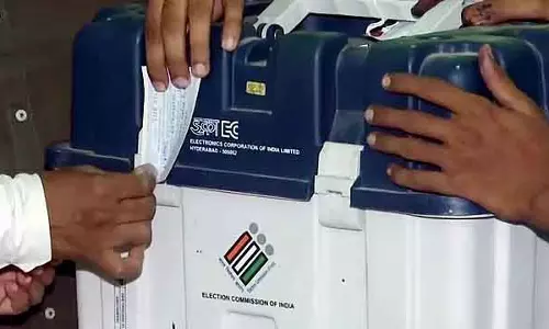 Maharashtra : सोलापुर में एक कार में 2 EVM मिली दुरुपयोग का आरोप लगा Maharashtra : सोलापुर में एक कार में 2 EVM मिली दुरुपयोग का आरोप लगा