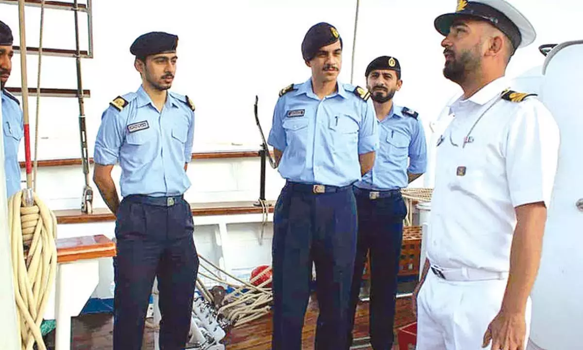 Telangana: INS सुदर्शनी के पहले पोर्ट कॉल से भारत-ओमान संबंध मजबूत हुए Telangana: INS सुदर्शनी के पहले पोर्ट कॉल से भारत-ओमान संबंध मजबूत हुए