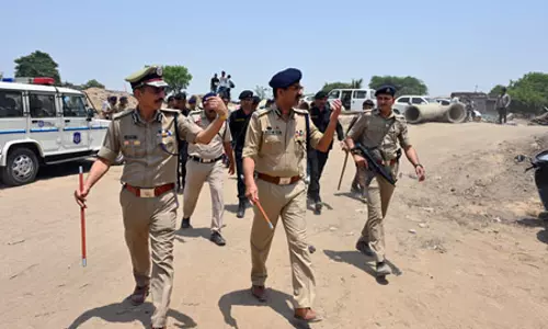 ट्रक से हेलमेट सप्लाई की आड़ में शराब तस्करी, 10 हजार बोतलें जब्त