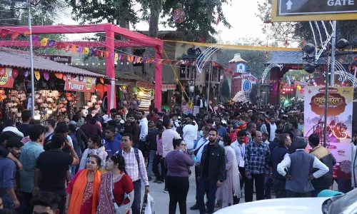 Surajkund त्रासदी के एक दिन बाद, मेले में 2.25 लाख से ज़्यादा लोग आए Surajkund त्रासदी के एक दिन बाद, मेले में 2.25 लाख से ज़्यादा लोग आए