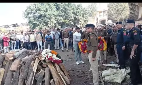 Surajkund मेले की त्रासदी में जान गंवाने वाले इंस्पेक्टर जगदीश प्रसाद का राजकीय सम्मान के साथ अंतिम संस्कार किया Surajkund मेले की त्रासदी में जान गंवाने वाले इंस्पेक्टर जगदीश प्रसाद का राजकीय सम्मान के साथ अंतिम संस्कार किया