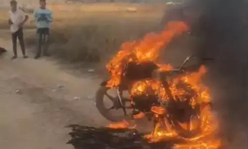 बाइक का पेट्रोल टंकी हुआ ब्लास्ट, आग लगने का कारण अज्ञात