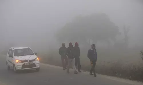 Ranchi: ठंड ने बढ़ाई मुश्किलें, रांची में घना कोहरा Ranchi: ठंड ने बढ़ाई मुश्किलें, रांची में घना कोहरा