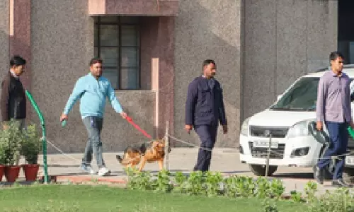 Delhi के कई स्कूलों को बम की धमकी मिली, पुलिस ने जांच शुरू की Delhi के कई स्कूलों को बम की धमकी मिली, पुलिस ने जांच शुरू की