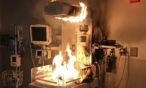 Kanpur: निजी अस्पताल की NICU में भीषण आग, नवजात की मौत Kanpur: निजी अस्पताल की NICU में भीषण आग, नवजात की मौत