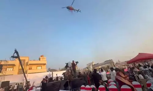 Attibele : छात्रों और अभिभावकों पर हेलीकॉप्टर से फूलों की बारिश Attibele : छात्रों और अभिभावकों पर हेलीकॉप्टर से फूलों की बारिश