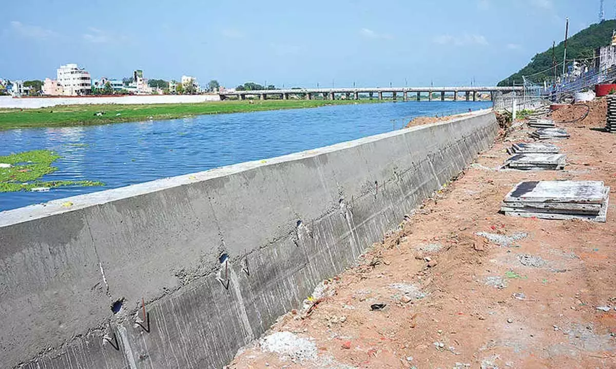 Andhra: श्रीकालहस्ती में महाशिवरात्रि की तैयारी के साथ स्वर्णमुखी को नया लुक मिला Andhra: श्रीकालहस्ती में महाशिवरात्रि की तैयारी के साथ स्वर्णमुखी को नया लुक मिला