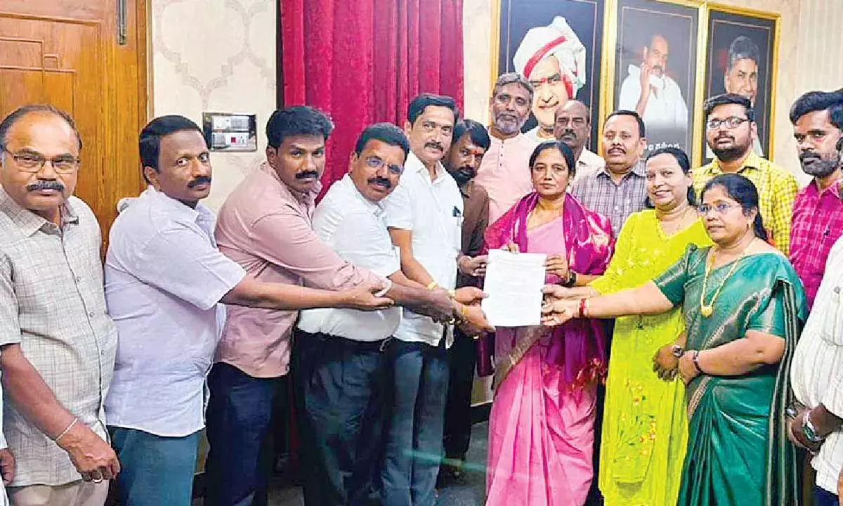 Andhra: विधायक सुनीता ने सरकारी कर्मचारियों की समस्याओं को हल करने का वादा किया Andhra: विधायक सुनीता ने सरकारी कर्मचारियों की समस्याओं को हल करने का वादा किया