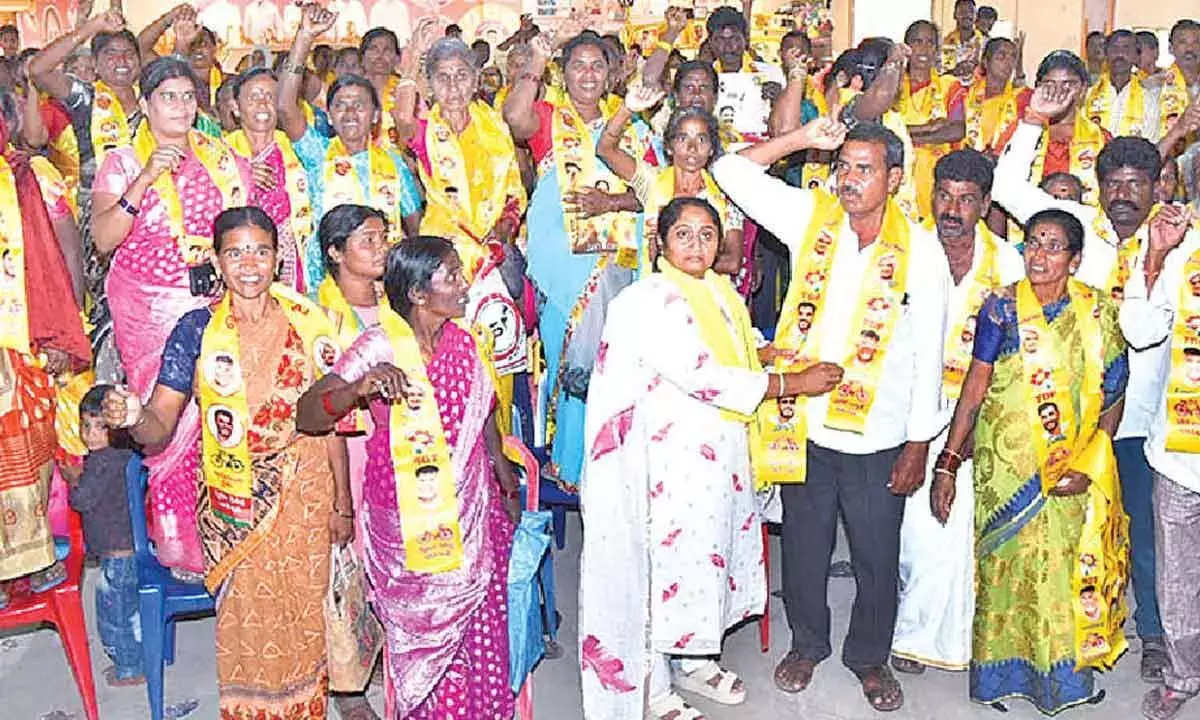 Andhra: कई परिवार जेएसपी और टीडीपी में शामिल हुए