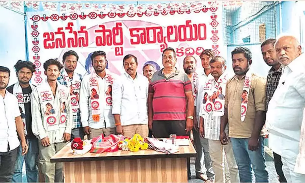 Andhra: पवन के आदर्शों से प्रेरित होकर युवा जेएसपी में शामिल हुए Andhra: पवन के आदर्शों से प्रेरित होकर युवा जेएसपी में शामिल हुए