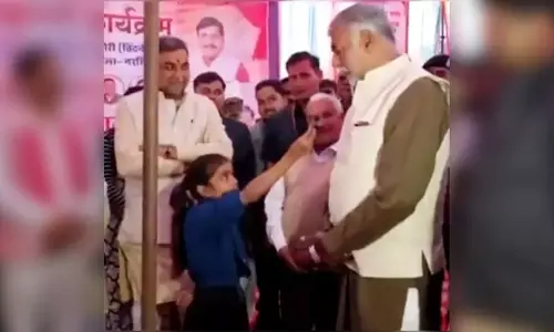 रिपोर्टर बच्ची ने कैबिनेट मंत्री का लिया इंटरव्यू, वीडियो वायरल रिपोर्टर बच्ची ने कैबिनेट मंत्री का लिया इंटरव्यू, वीडियो वायरल
