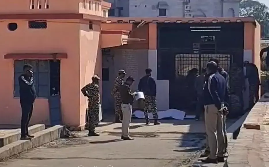 राउरकेला: CRPF जवान ने खुद को सिर में गोली मारी, अस्पताल में मौत राउरकेला: CRPF जवान ने खुद को सिर में गोली मारी, अस्पताल में मौत