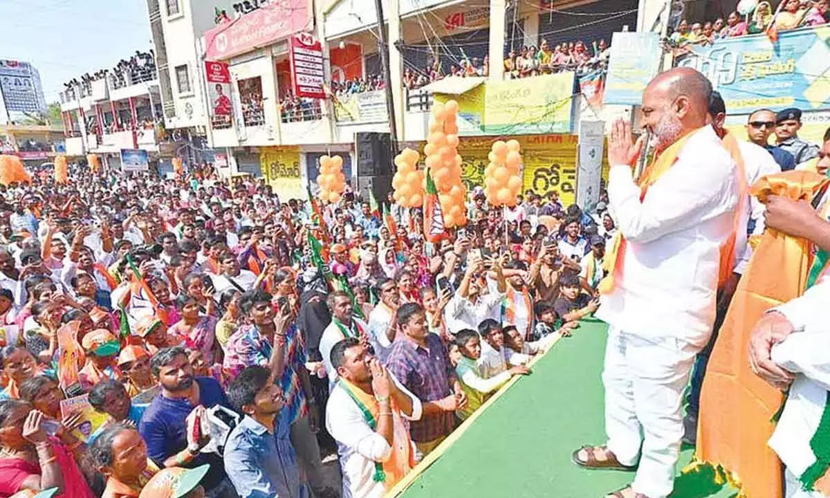 बंदी संजय ने बीआरएस, कांग्रेस की विश्वसनीयता पर सवाल उठाए, विकास को बढ़ावा देने का वादा किया