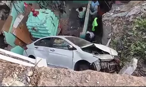 Bhubaneswar: कार पुल से गिरकर झुग्गी बस्ती के घरों पर जा गिरी, चालक बाल-बाल बचा