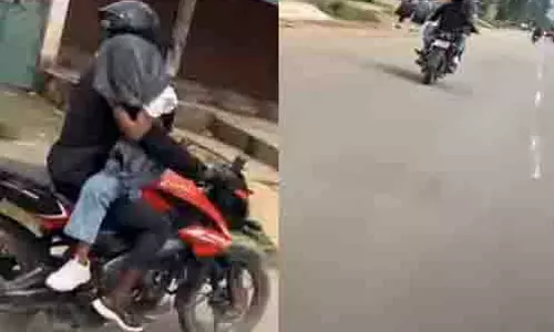 कांकेर में कपल ने किया सरेआम रोमांस, बाइक में बाबू पर लिपटी दिखी सोना