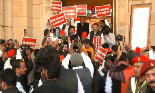 वाराणसी विध्वंस के खिलाफ Samajwadi Party का विधानसभा के बाहर प्रदर्शन वाराणसी विध्वंस के खिलाफ Samajwadi Party का विधानसभा के बाहर प्रदर्शन