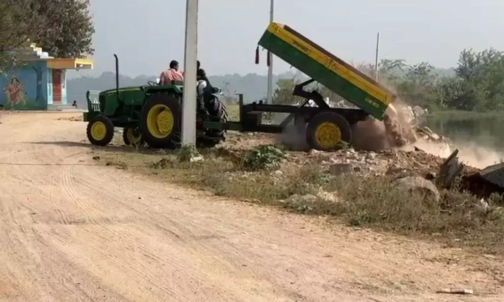Telangana : आदमी ने गांडीपेट में मलबा फेंकने की कोशिश की Telangana : आदमी ने गांडीपेट में मलबा फेंकने की कोशिश की