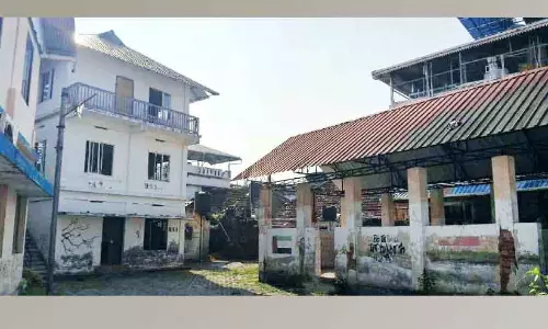 नगरपालिका ने हॉल बंद किए; स्थानीय लोग घबराए हुए