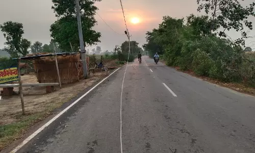 Farrukhabad: भीड़भाड़ वाले बाजार में बिजली के खंभे गिरे, दहशत Farrukhabad: भीड़भाड़ वाले बाजार में बिजली के खंभे गिरे, दहशत