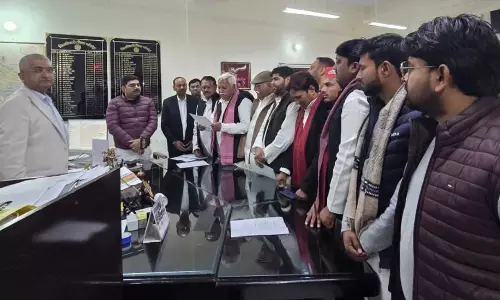 Farrukhabad: फर्जीवाड़े के आरोपों को लेकर सपा का डीएम कार्यालय पर प्रदर्शन Farrukhabad: फर्जीवाड़े के आरोपों को लेकर सपा का डीएम कार्यालय पर प्रदर्शन